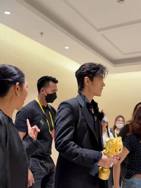 我靠这个好高清 倪萍老师：团队一定要保护好他 要让肖战演到80岁