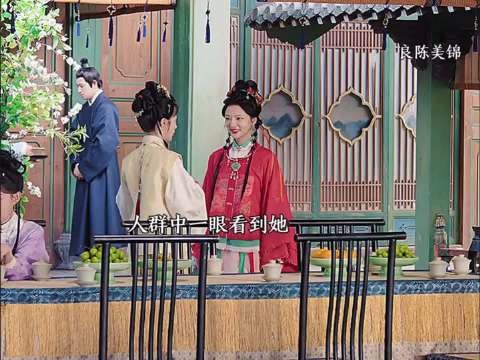 人群中一眼看到她，受不了她的注意力在别人身上，世子真的超在意