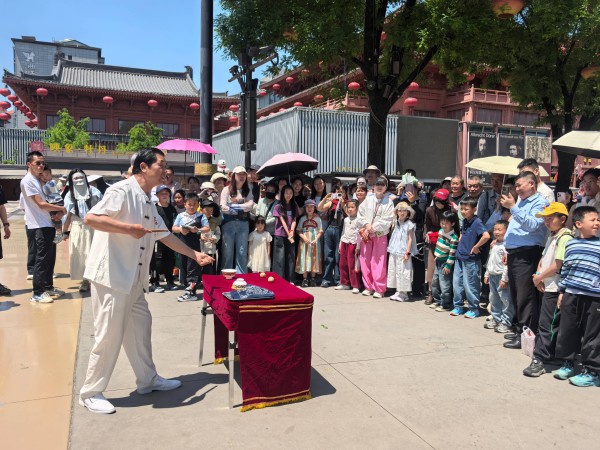 盛唐景里赏非遗 西安市非遗志愿者队伍景区行走大唐不夜城