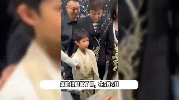 蔡国庆五一陪小儿子玩飞盘，8岁庆宝复刻爸爸长相颜值高