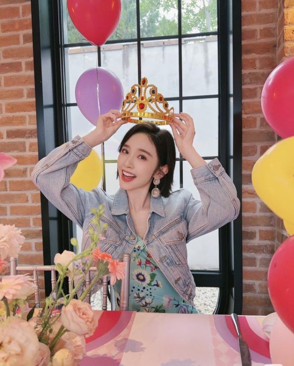 唐艺昕晒女儿6岁生日照，穿斗篷紫色公主裙，母女别墅院子看彩虹