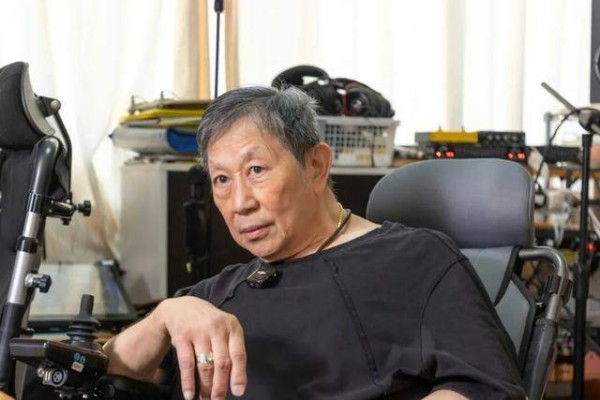 TVB老戏骨如今患帕金森病，见旧友激动哽咽，曾悲观称不想治病