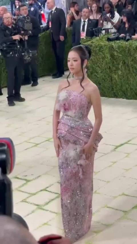 金智秀安孝燮MetGala红毯同框