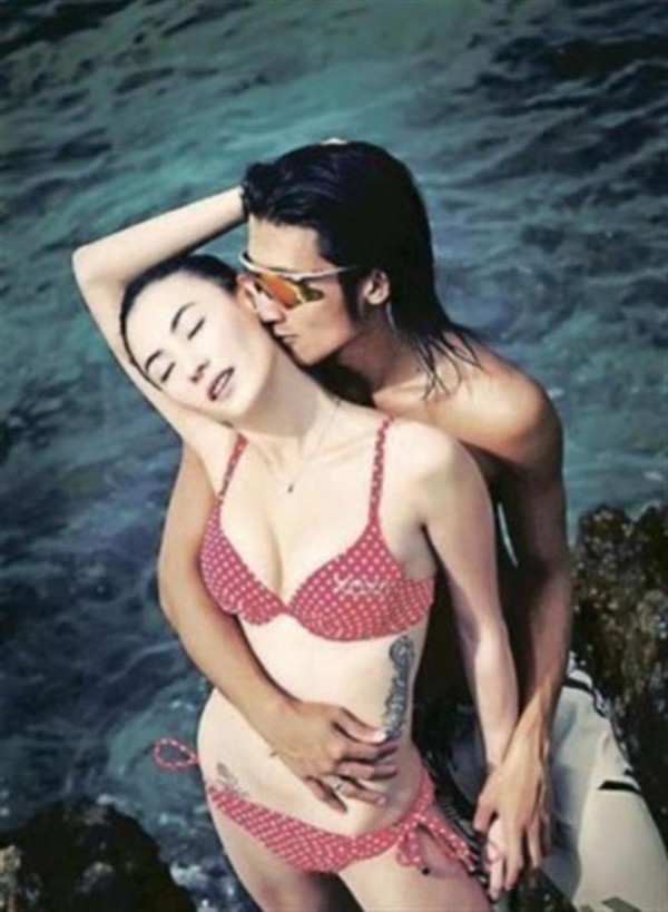 谢霆锋张柏芝海边旧照疯传，坦然露妊娠纹，这才是顶配金童玉女