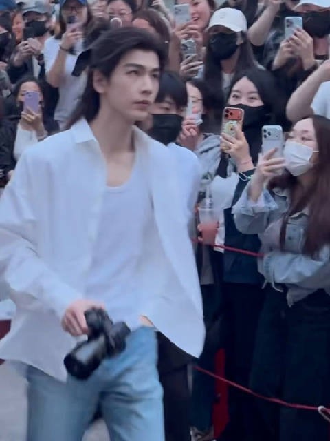 张凌赫归鸾5月6日出妆路透白衣少年现身