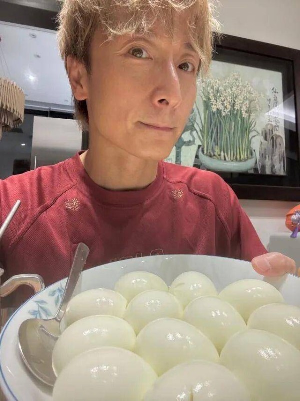 香港男星入行25年终于红馆开唱，为此减肥10公斤，婚后以妻女为先