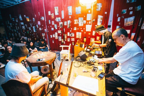 以“荒腔走板三人台”为概念，他们在小酒馆芳沁空间办了一场特别的演出