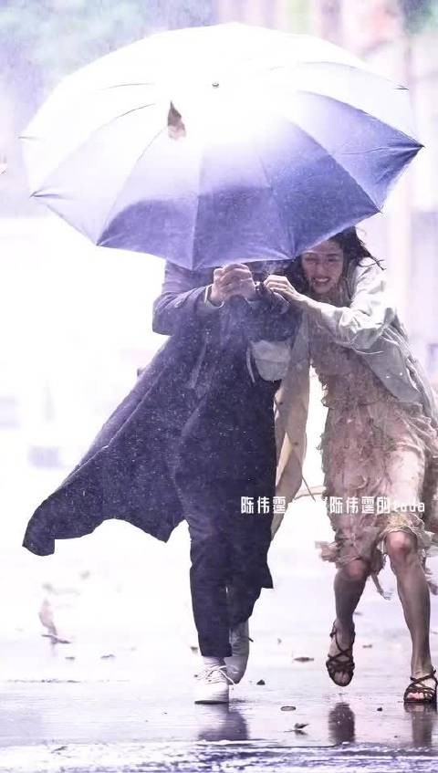 陈伟霆钟楚曦片场路透曝光，雨中造型展复古浪漫
