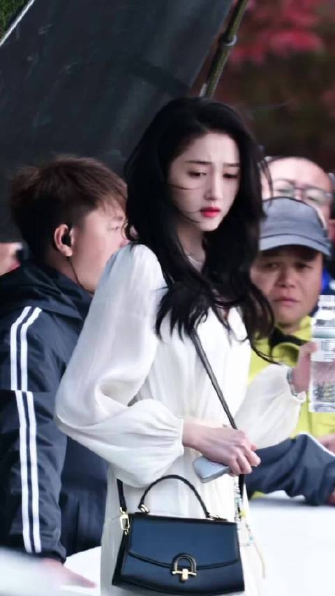 明明关晓彤还长这个样子，但就是美爆了，谁懂啊！