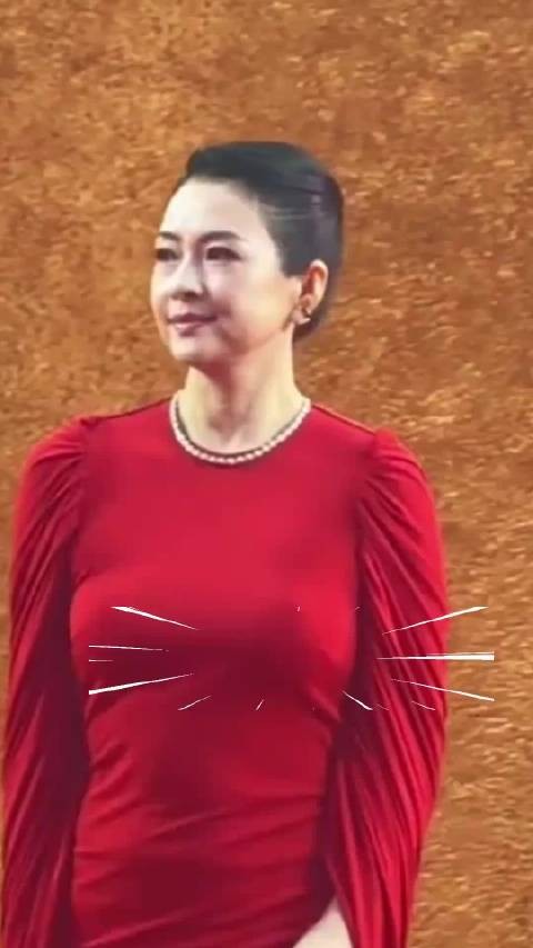 第一眼还以为是倪萍！章子怡发福后亮相电影红毯，整个人都不自信了
