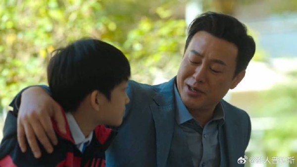 高启强给小孩修风筝 小孩高兴坏了，殊不知他是京海黑帮老大
