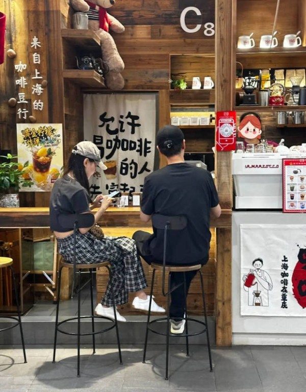 任重孙骁骁在咖啡店被偶遇 夫妻俩形影不离感情很好