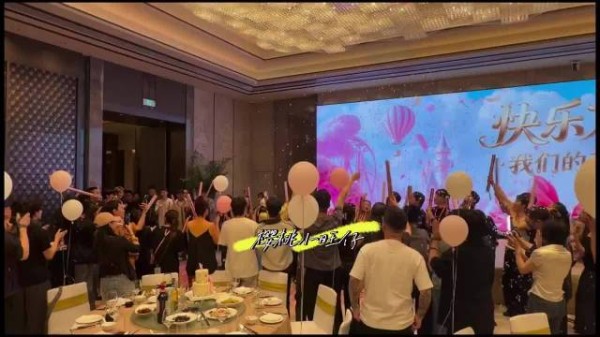 张杰谢娜互动腼腆羞涩，温柔瞬间引关注