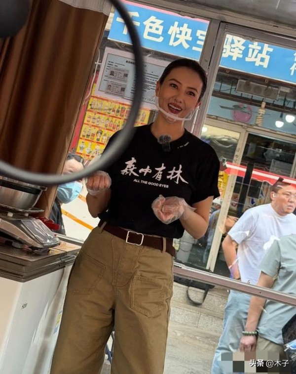 47岁高圆圆沈阳菜市场卖辣白菜！颜值封神，网友：狠狠羡慕赵又廷