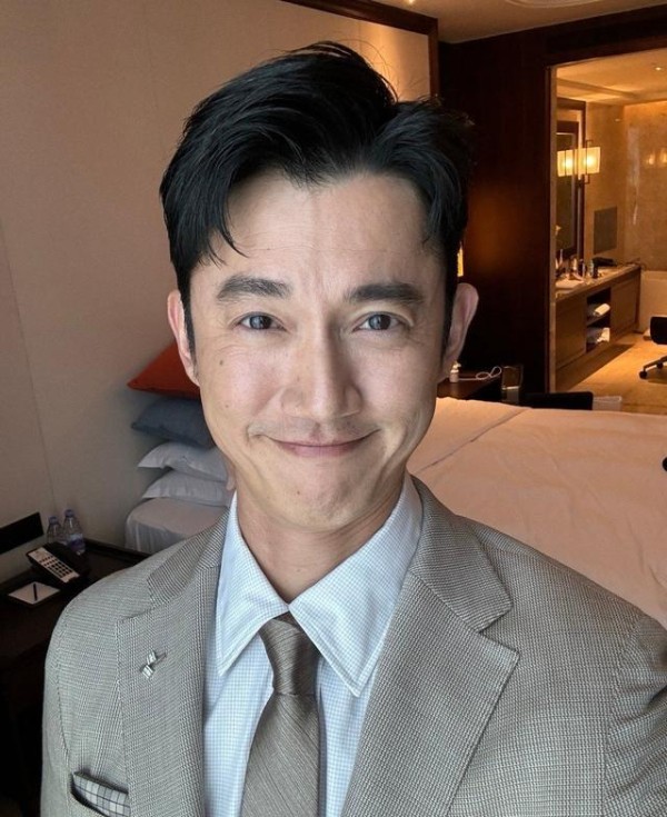 演员吴慷仁回应立场问题，明确否认自己争议标签，网友质疑未平息