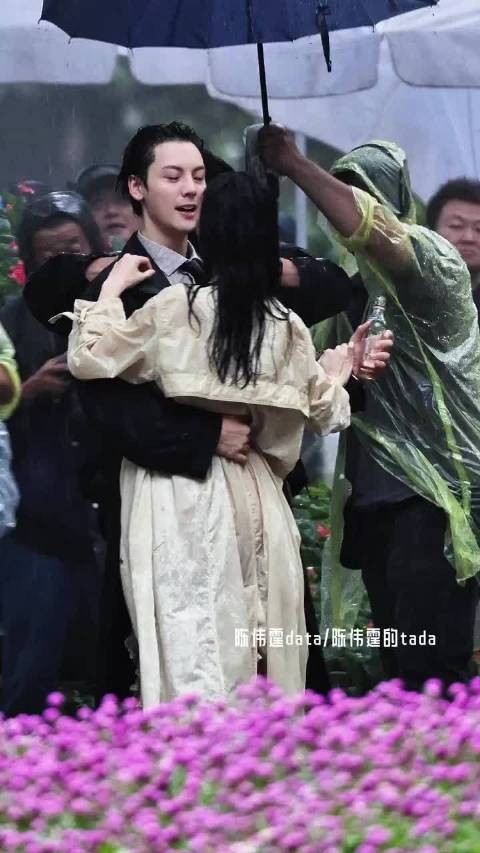 陈伟霆钟楚曦新片雨中起舞片段曝光，西装造型氛围感十足