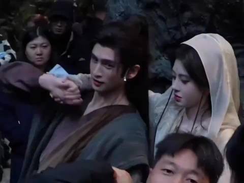 鞠婧祎张云龙新剧《来战》戏里互掐戏外甜
