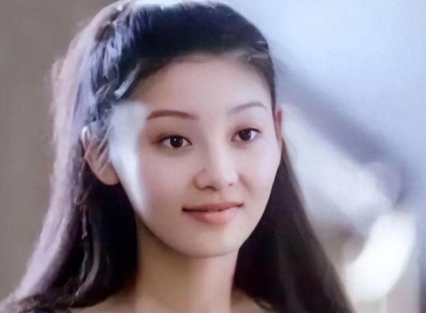 徐帆回应离婚仅9个月，冯小刚王志文同聚打球，与养女关系引争议