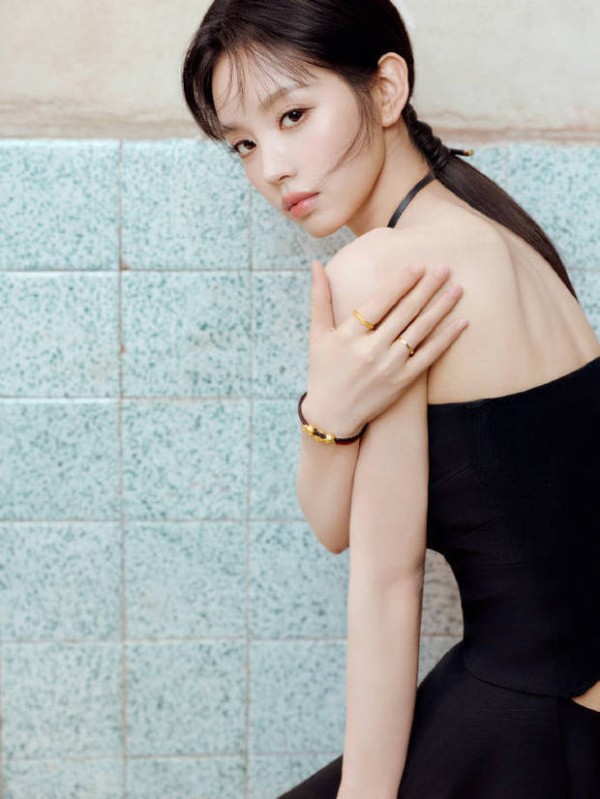 搜狐娱乐讯 近日，田曦薇一组美照曝光。画面中她妆容精致、状态绝佳，整个人自带光芒，耀眼又灵动。
