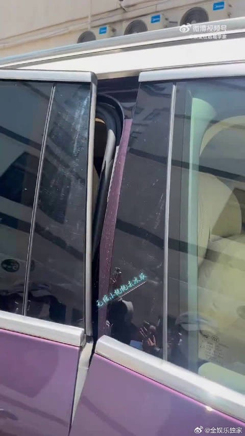 李一桐适配度满分，华丽花冠衬得她温婉贵气，古韵十足！李一桐发冠和头一样大