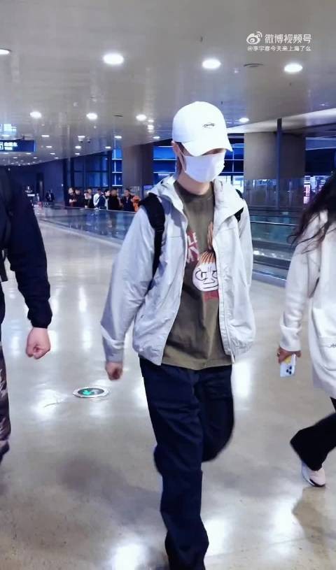李宇春低调出发录制国乐无双