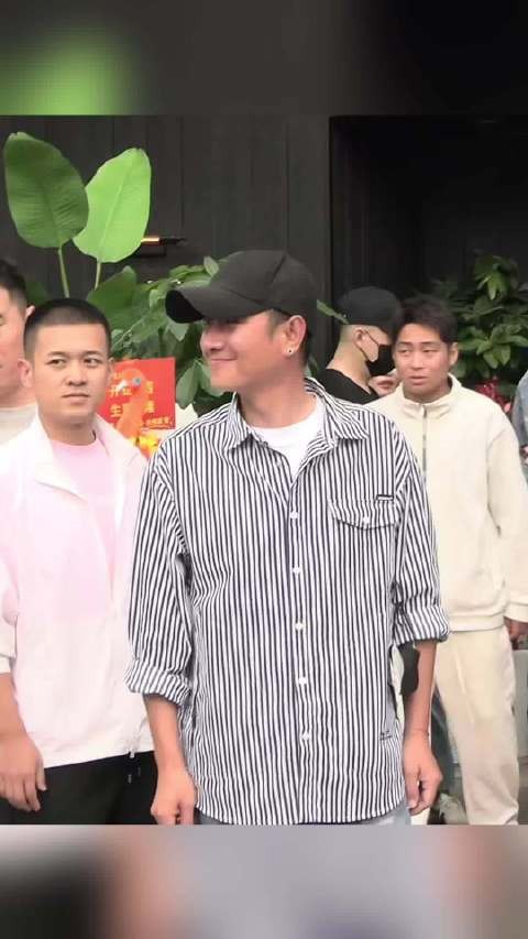 文章低调现身酒吧门口亲自招呼客人