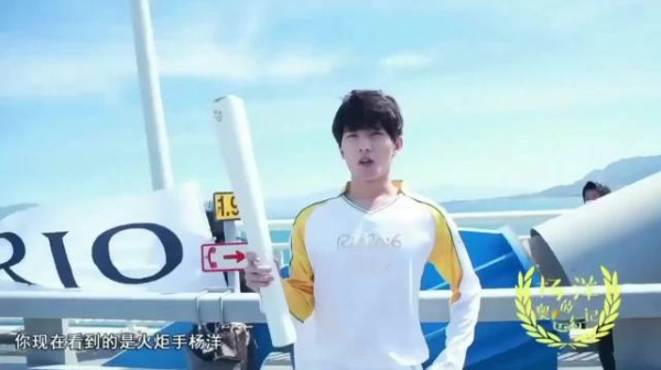 杨洋1比1复刻奥运火炬手笑容