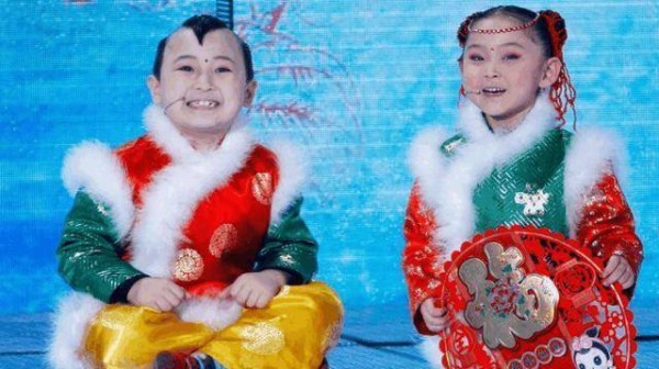 当年红遍大半中国的年画娃娃,已逝去8年,唯一妹妹后来如何?