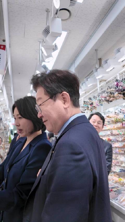 李在明陪妻子逛精品店，为妻子试戴项链并掏钱付了款