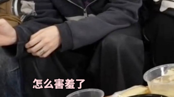 刘耀文宋亚轩镜头外互动曝光,询问害羞反应
