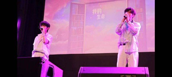 能不能转头看他一眼