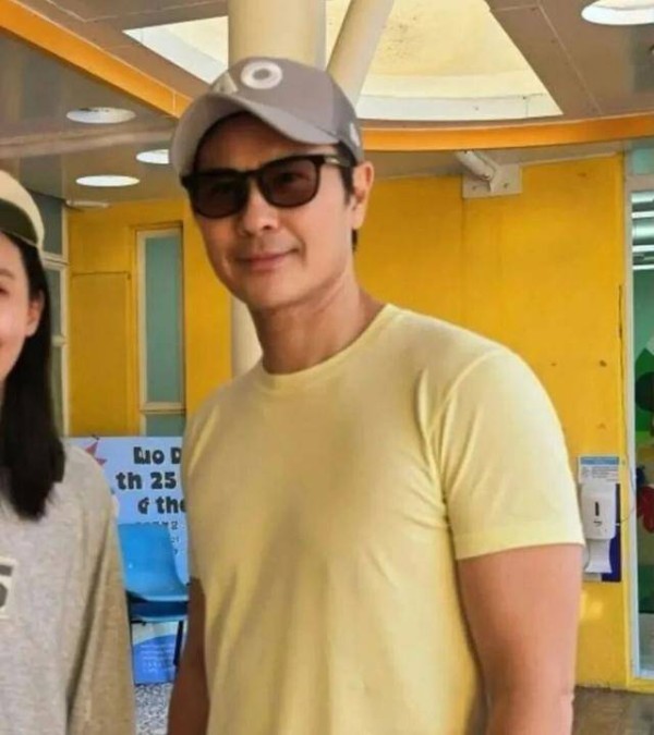 TVB视帝全职做24孝爸爸，亲自接送儿子上学，被偶遇合照零架子