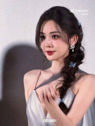 娜扎肩带突然断裂，她即刻应对自如，沉稳镇定！