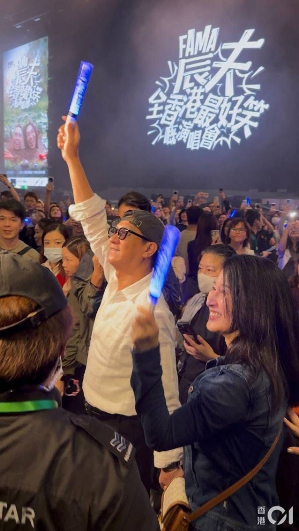 张家辉关咏荷牵手看演唱会 结婚二十三年依旧甜蜜