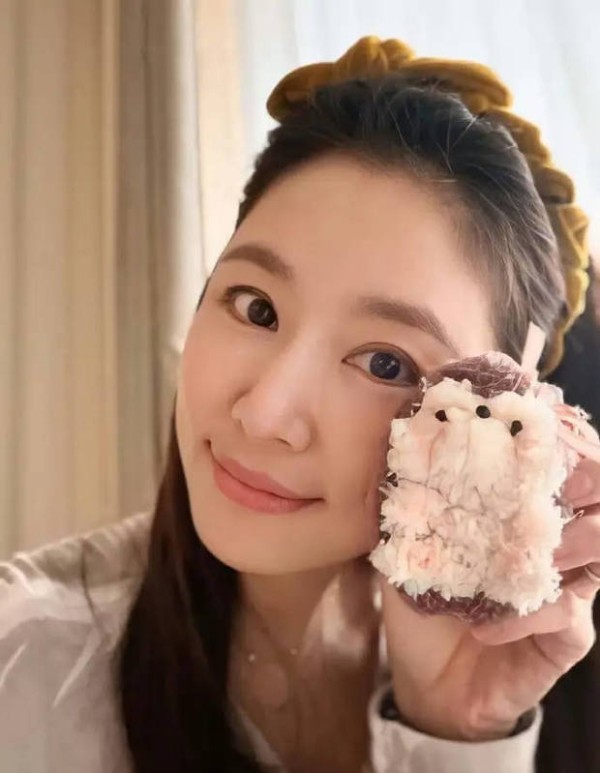 林心如对女儿的礼物感到开心。