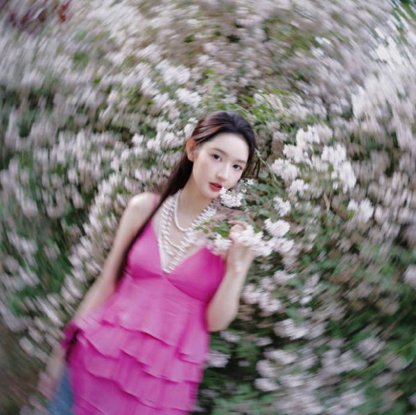 王玉雯浅嗅花香。