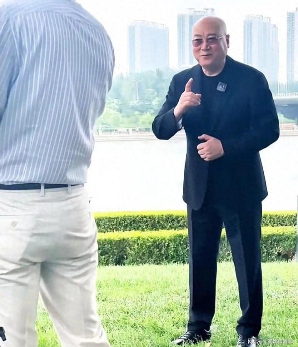 73岁迟重瑞走出丧妻之痛，拍摄视频售卖自家楼盘，显得更年轻了