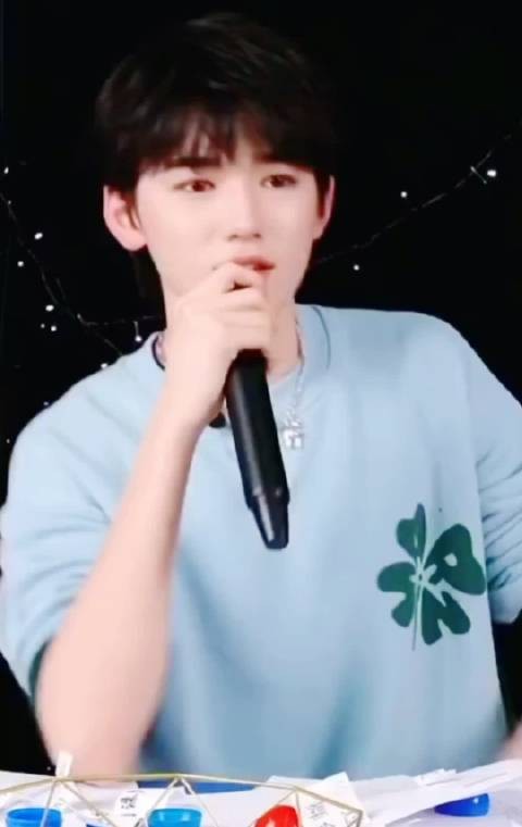 宋亚轩直播质问吴彤频繁剧透，八首串烧舞台引期待