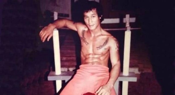 香港影坛传奇拍片报平安，曾两度患癌又中风，如今出行需拄拐杖
