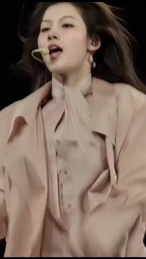 twice.sana，韩娱尺度还是太大了，直接展示胸部和内衣啊