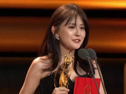 “新时代的女性不哭”，这个笑容真的好美