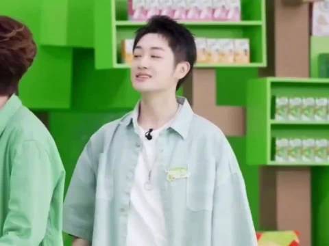 路人问时代少年团是否分队，粉丝玩梗回应耍帅队和抽象队