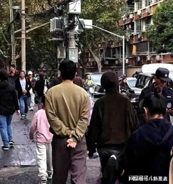 有望复婚?赵丽颖冯绍峰送儿子上学,步伐默契似老夫老妻,关系很好