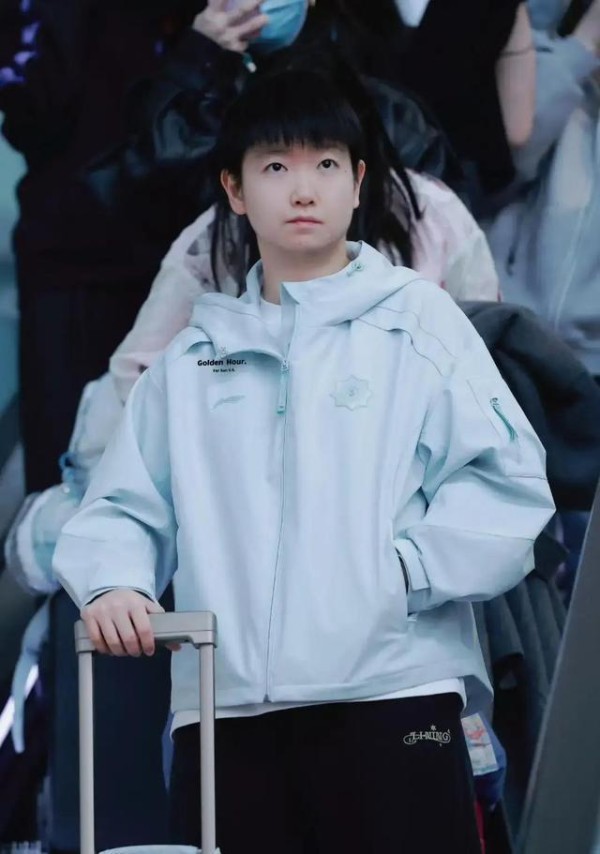 5月12日国乒归国炸场！蒯曼艳压群芳，莎莎被保护，楚钦婉拒合影