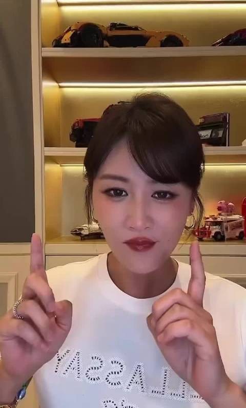叶一茜直播误读弹幕妈妈扇我,一脸茫然惊呆