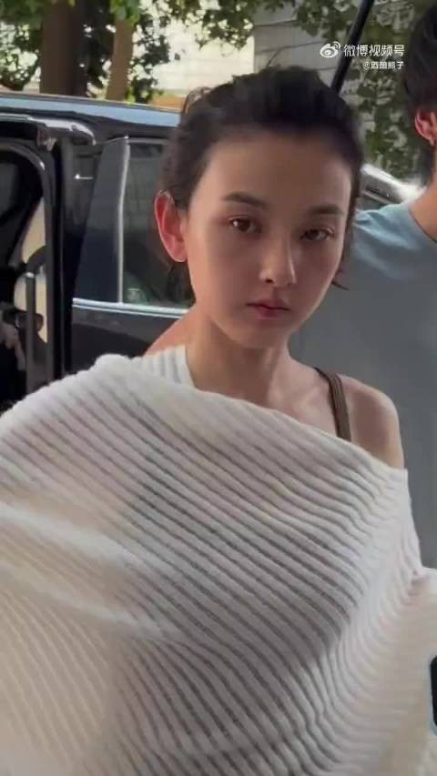宋祖儿素颜出镜状态佳