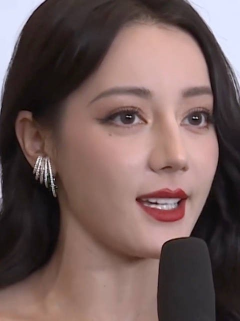 迪丽热巴最新鲜的超近怼脸直拍生视频，这颜值是不是依然权威！