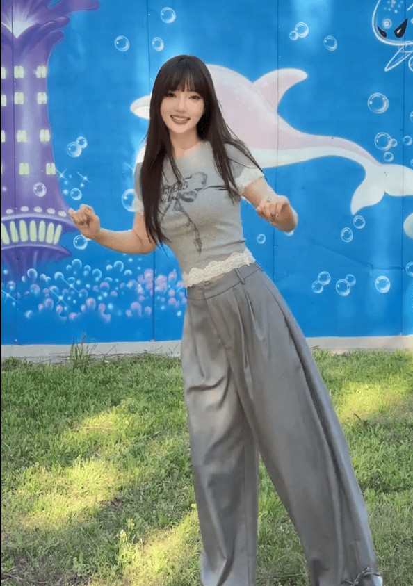 李小璐大长腿超吸睛。