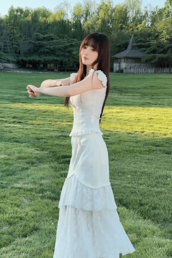李小璐换了多套穿搭。