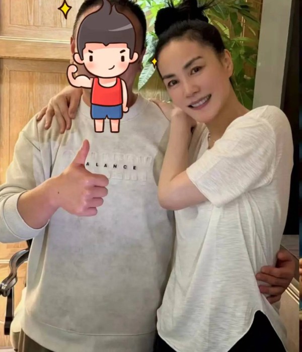56岁王菲和男友人合照，穿白色T恤扎丸子头，看着好年轻